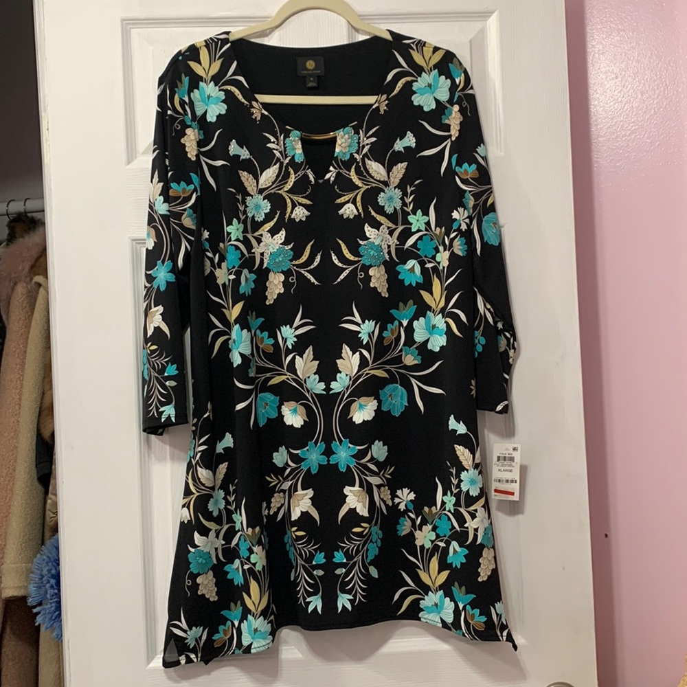 3/4 sleeve turquoise and black floral print top w neckline gold accent piece